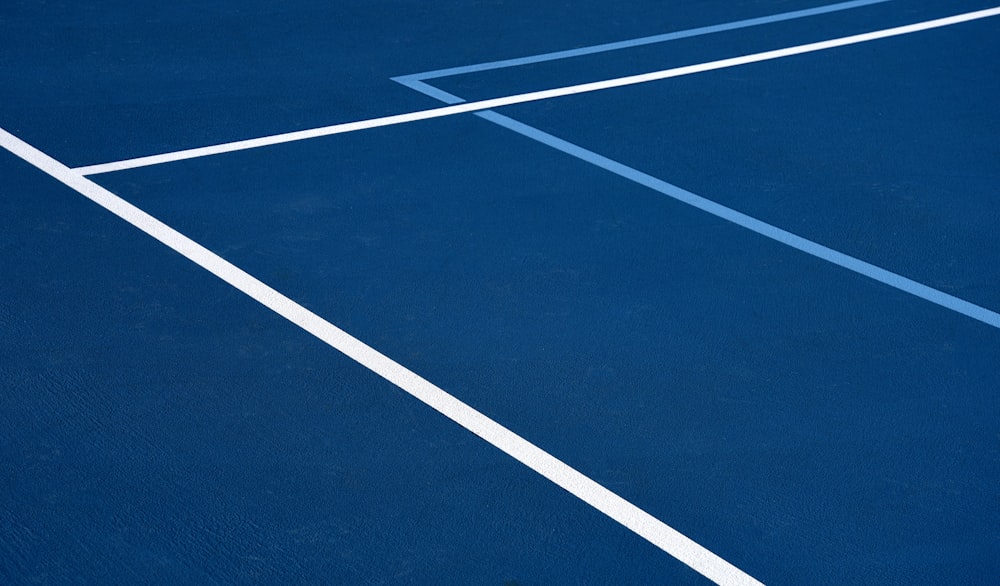 Piste d’athlétisme bleue et blanche