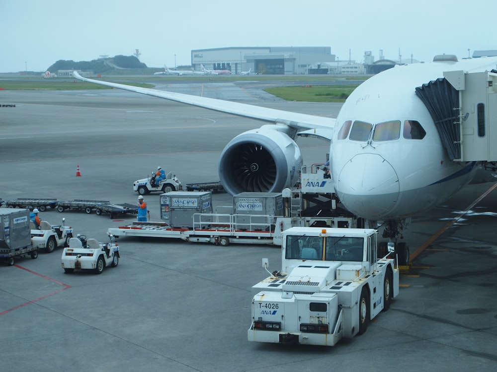 昼間の空港の白い飛行機