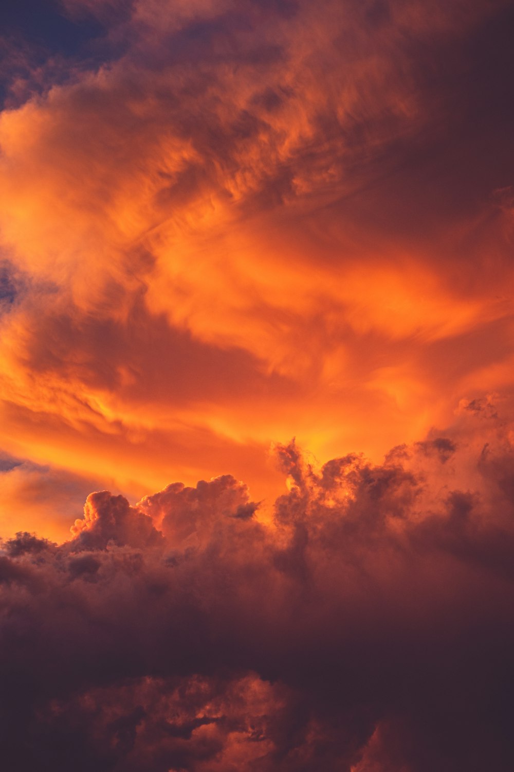 nuages orange et noirs au coucher du soleil