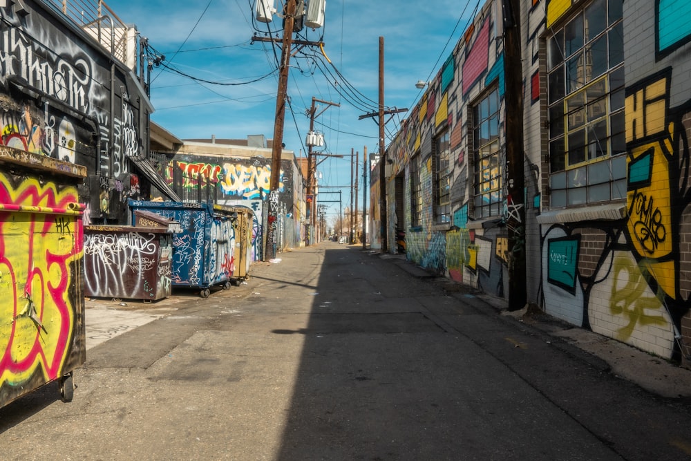 Contenedores de basura azules y blancos en la acera durante el día