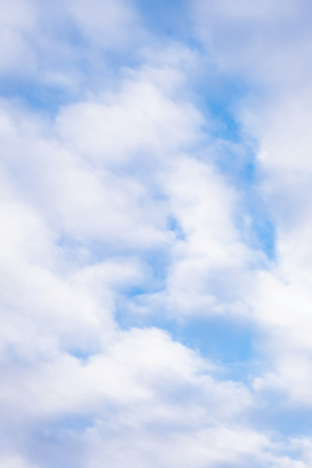 nuages blancs et ciel bleu pendant la journée