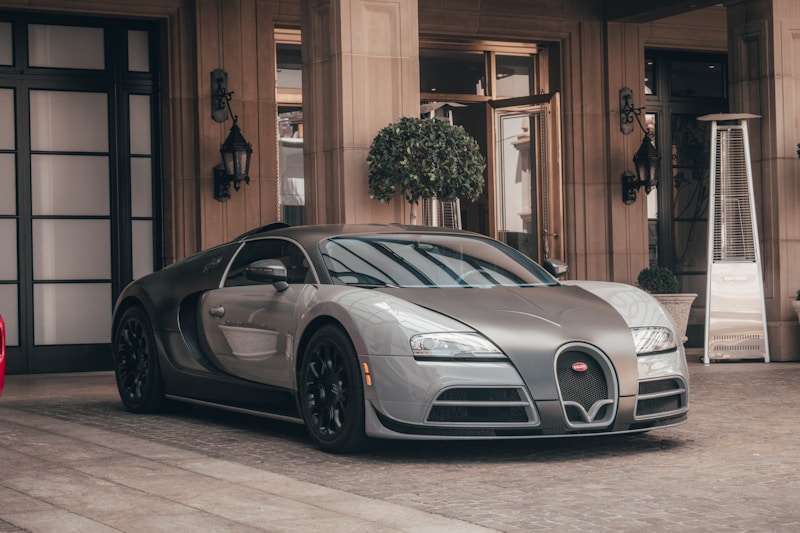 Bugatti foran bygg