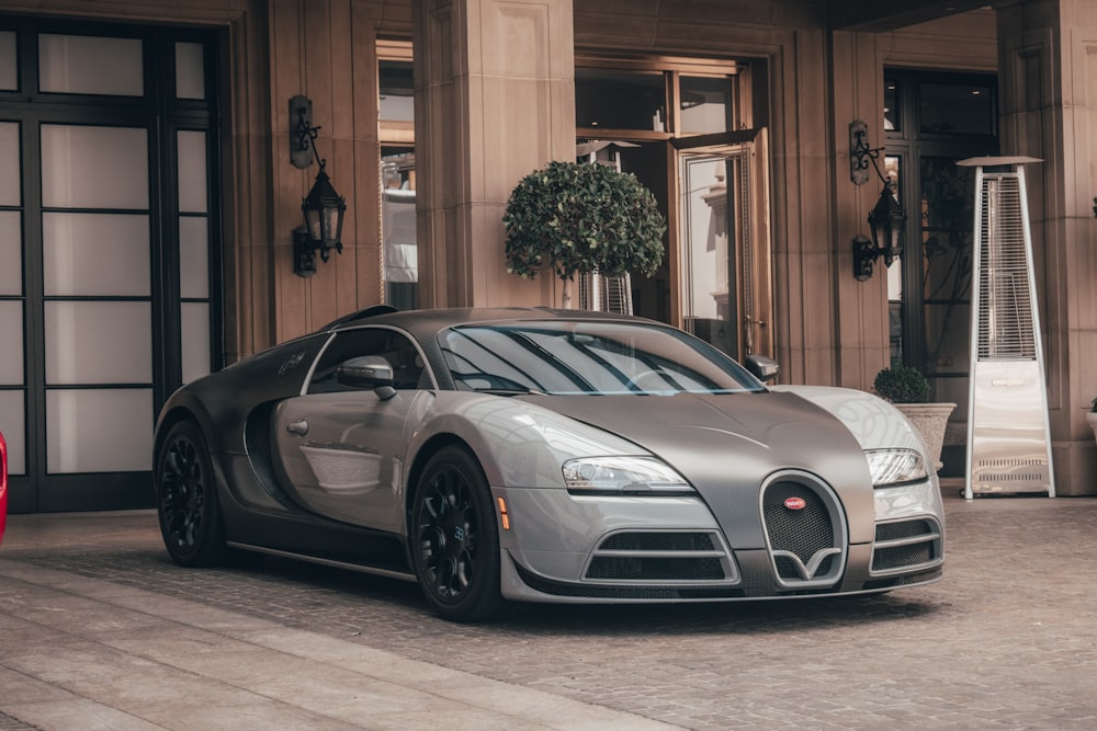 Ein Bugatti-Auto parkt vor einem Gebäude