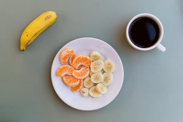 Café da manhã com frutas frescas e café