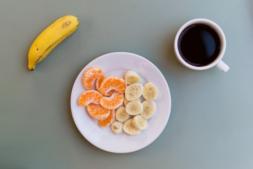 Banane jaune sur assiette en céramique blanche