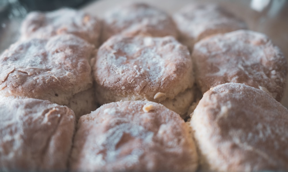 pane marrone e bianco su piatto di ceramica bianca