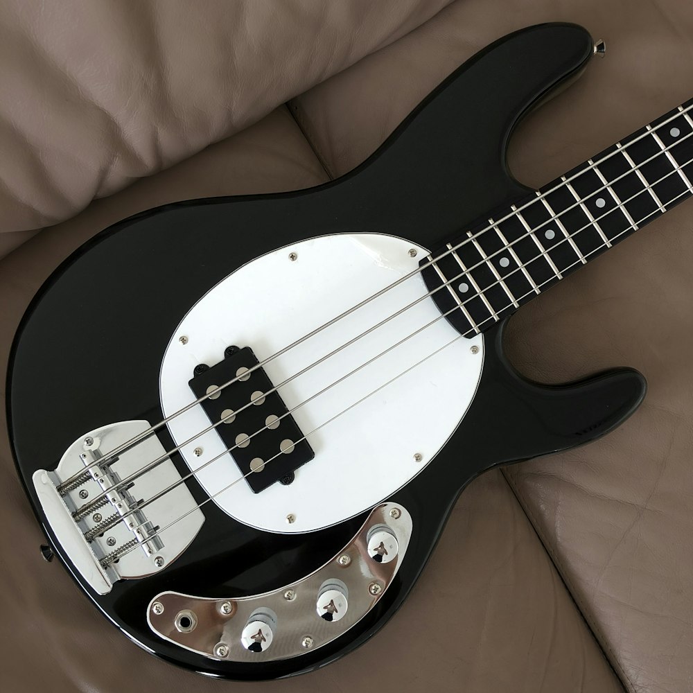 Guitarra eléctrica Stratocaster en blanco y negro