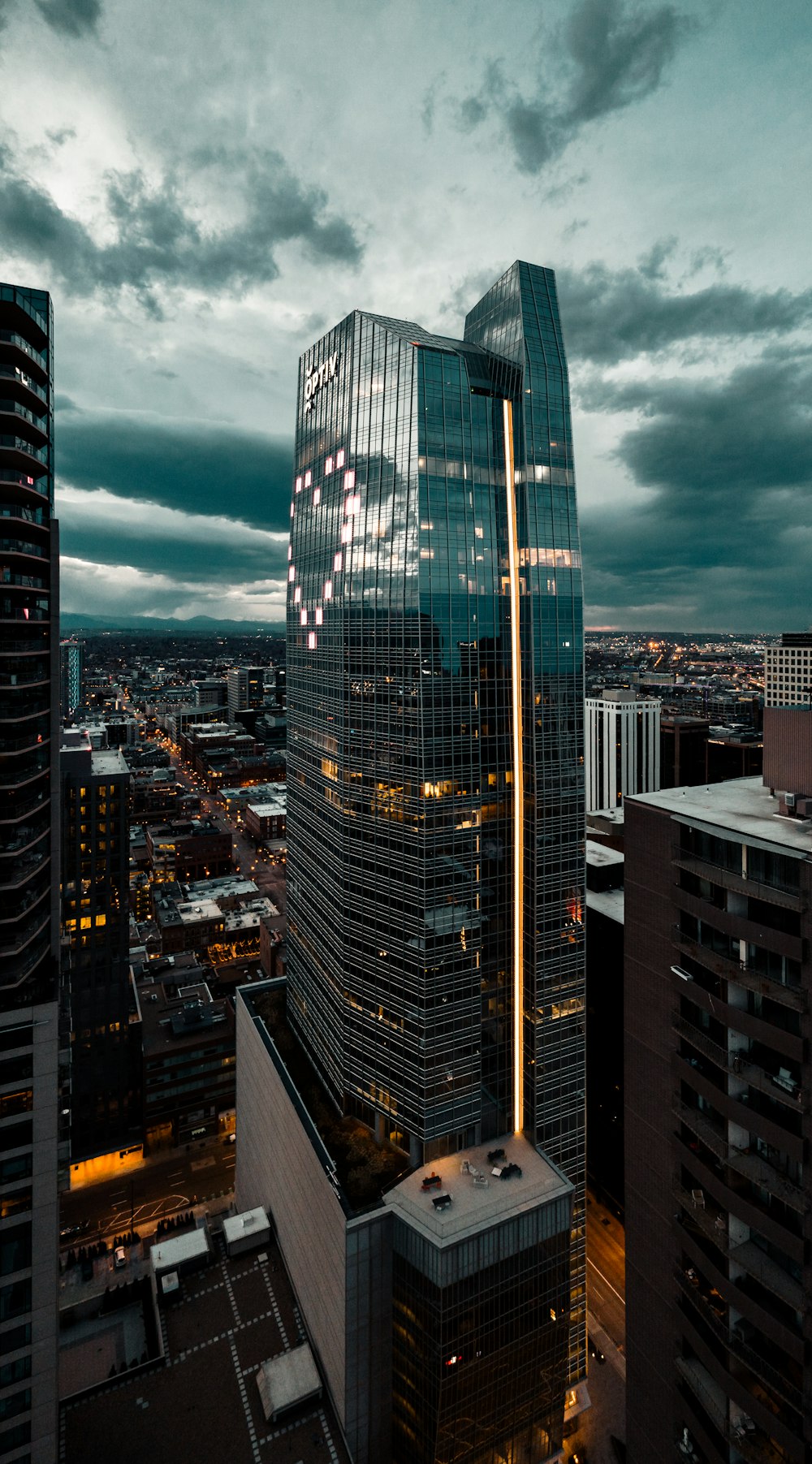 Edificios de gran altura bajo nubes grises durante el día