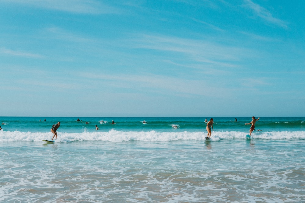 pessoas na praia durante o dia