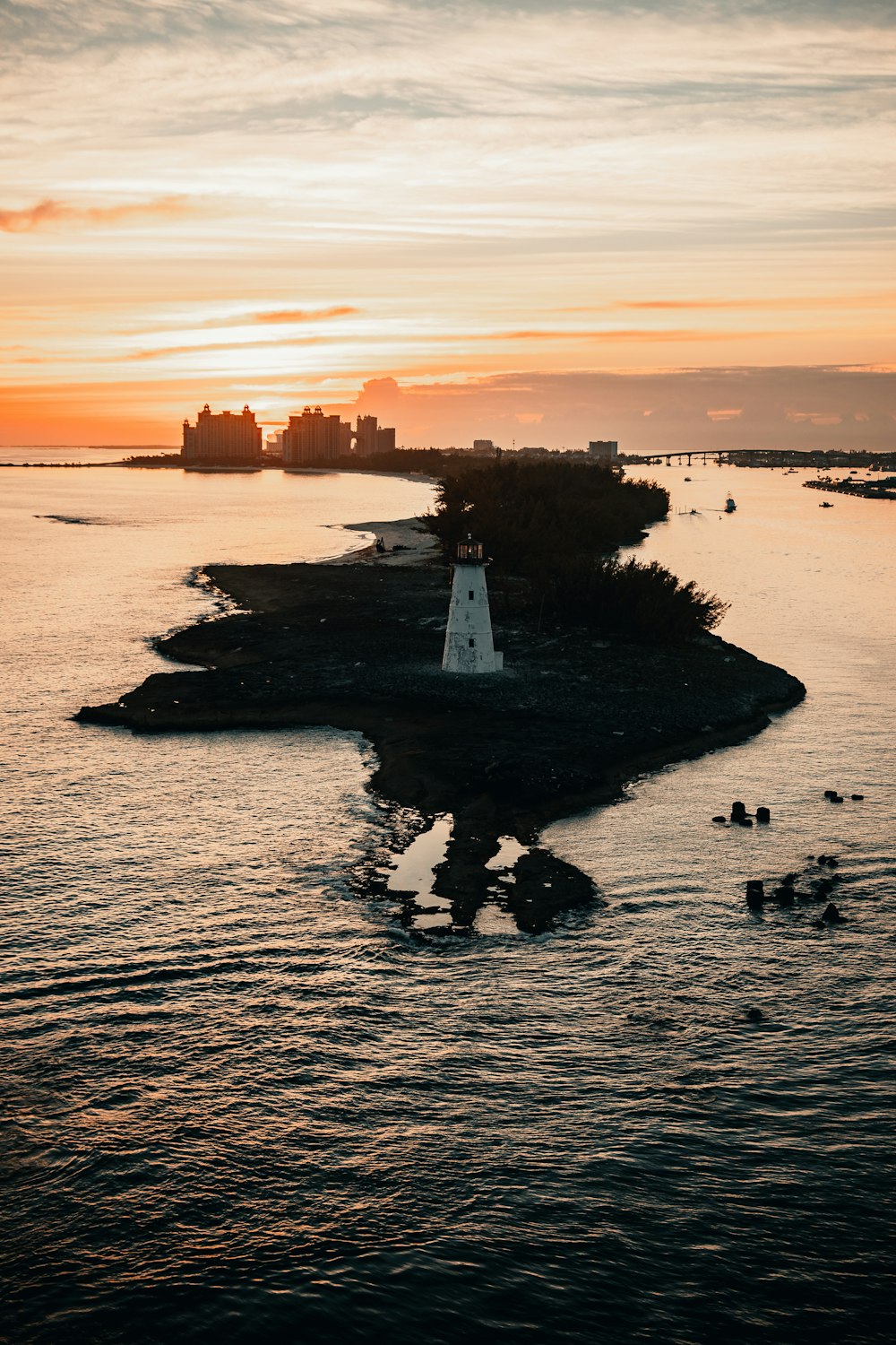 Weißer und schwarzer Leuchtturm auf dem Gewässer bei Sonnenuntergang