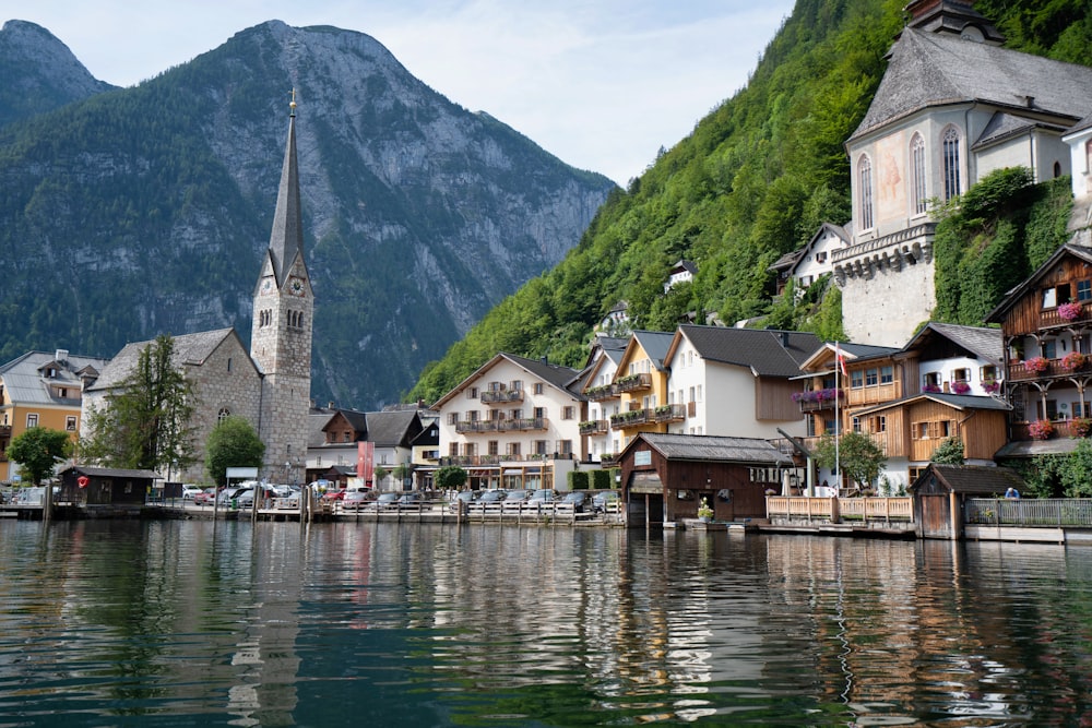 Häuser in der Nähe von Gewässern und Bergen tagsüber