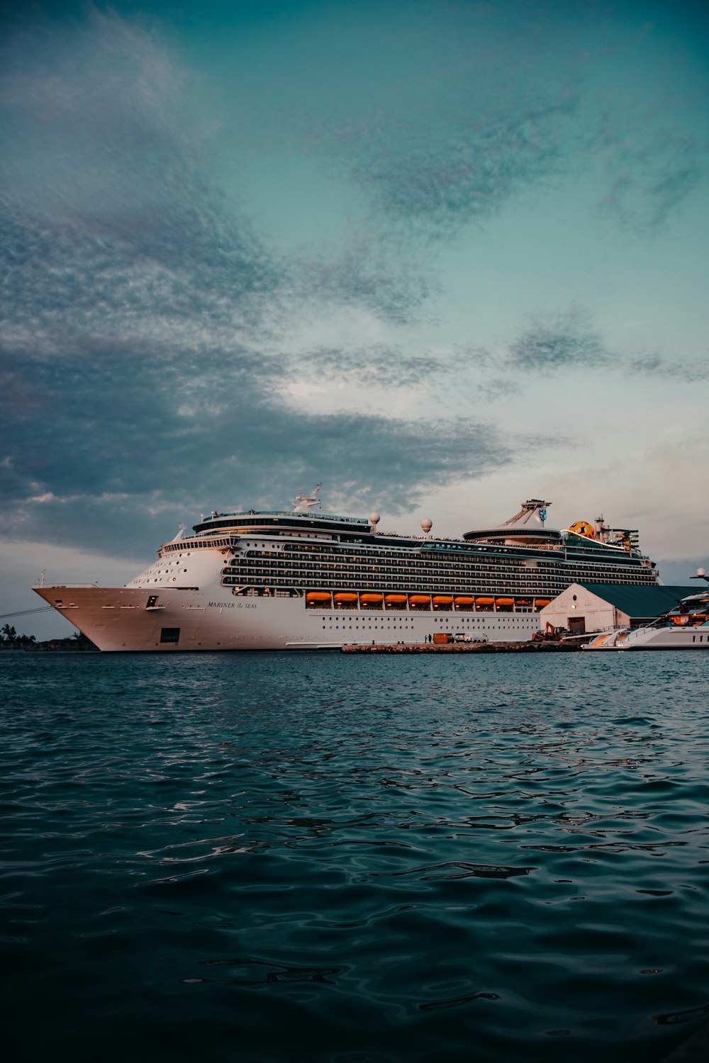 navio de cruzeiro branco no mar sob nuvens brancas e céu azul durante o dia