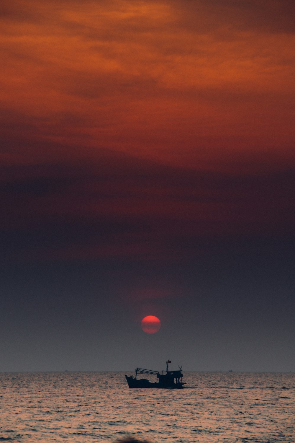 Cielo rojo y azul durante la puesta del sol