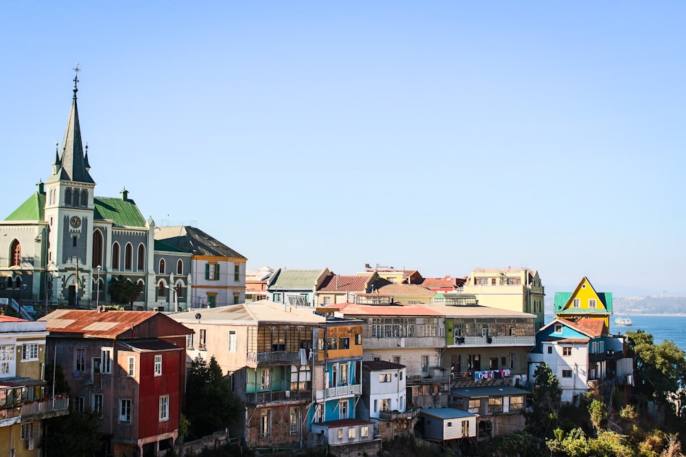 Casas y edificios bajo el cielo azul durante el día