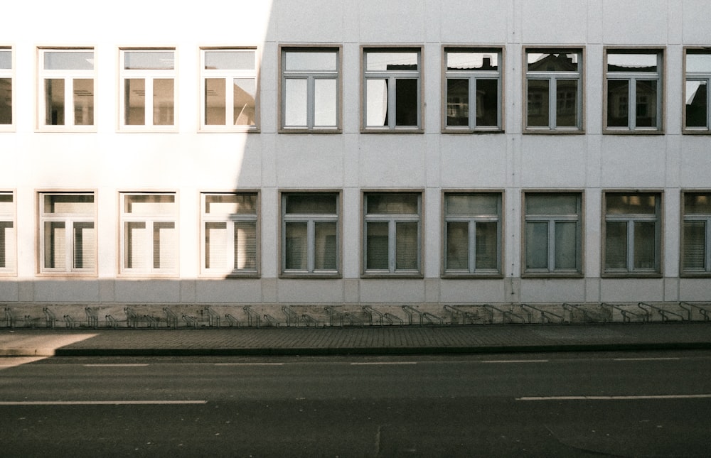 Edificio de hormigón blanco durante el día