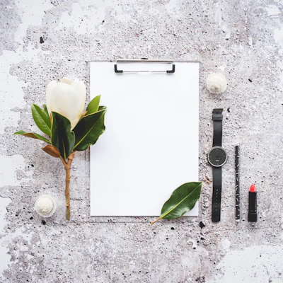 Frascos de cosméticos elegantes dispostos em flatlay minimalista