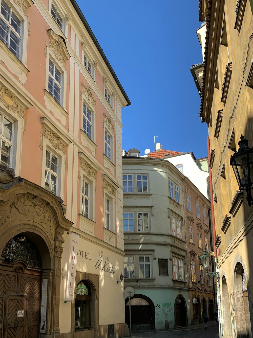 edificio in cemento marrone e bianco durante il giorno