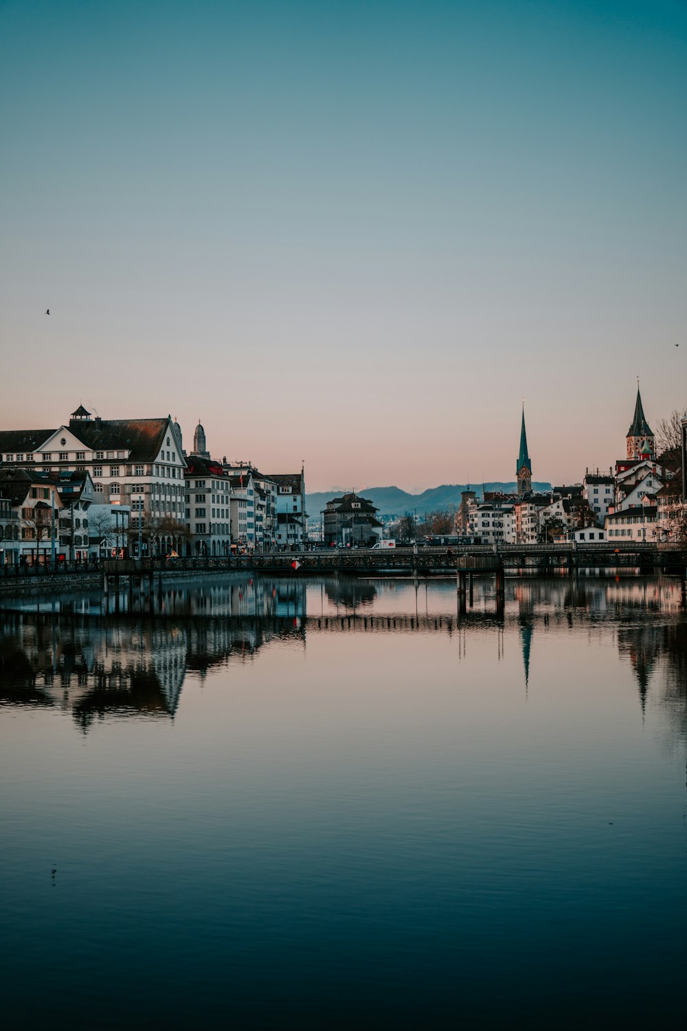 Stadtgebäude in der Nähe von Gewässern während der Nachtzeit