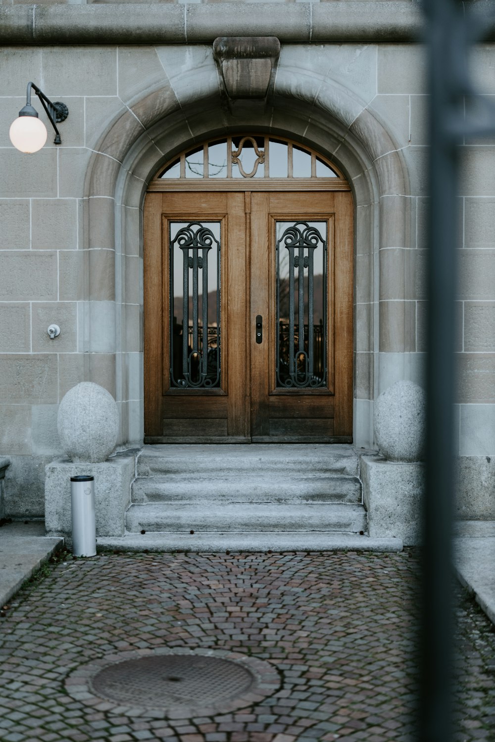 Porte en bois marron sur bâtiment en béton gris
