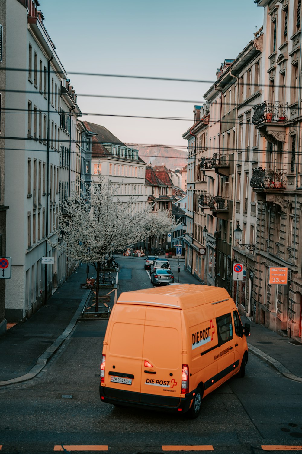 autobús amarillo en la carretera cerca del edificio durante el día