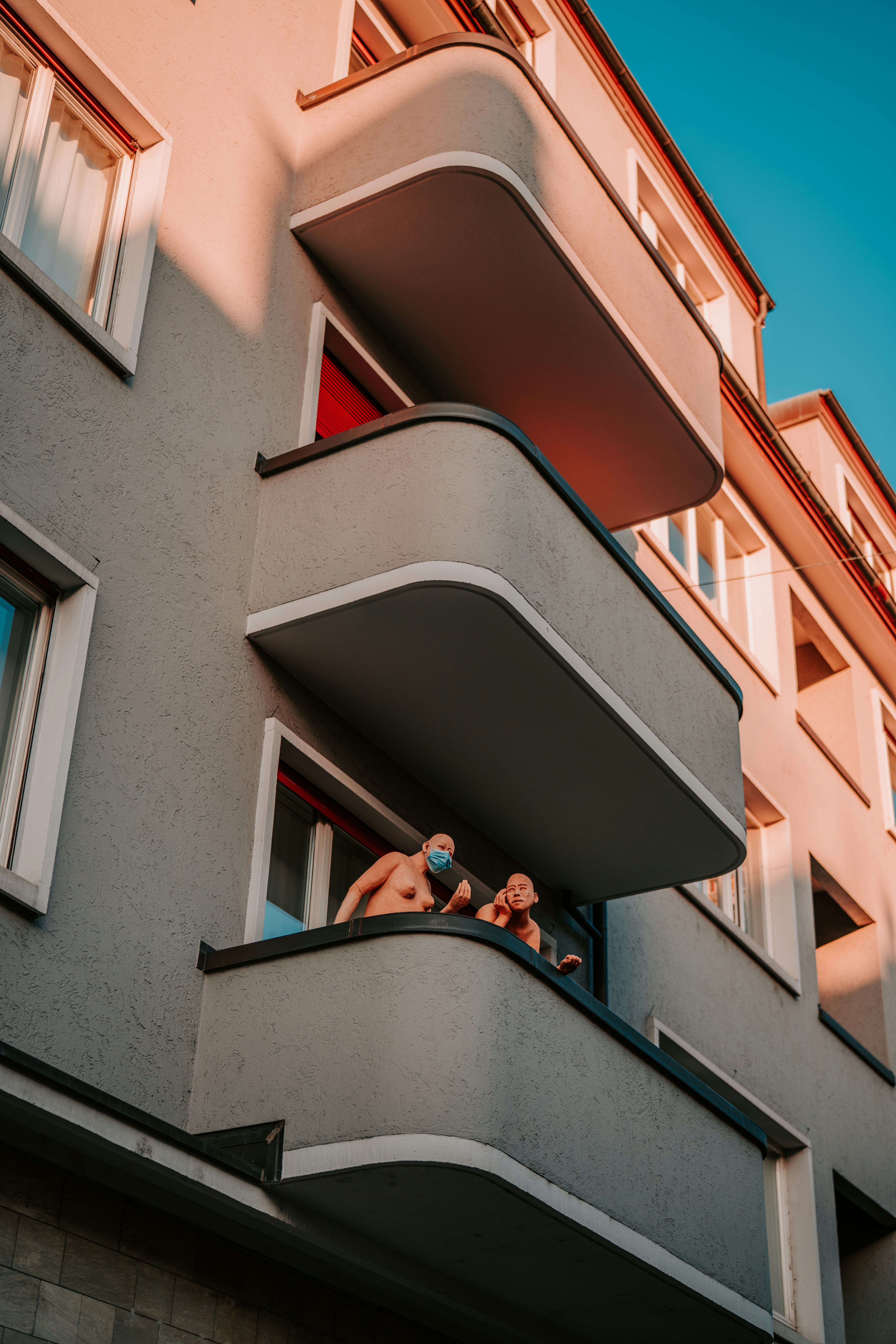 Mann im schwarzen Hemd auf schwarz-weißer Treppe liegend