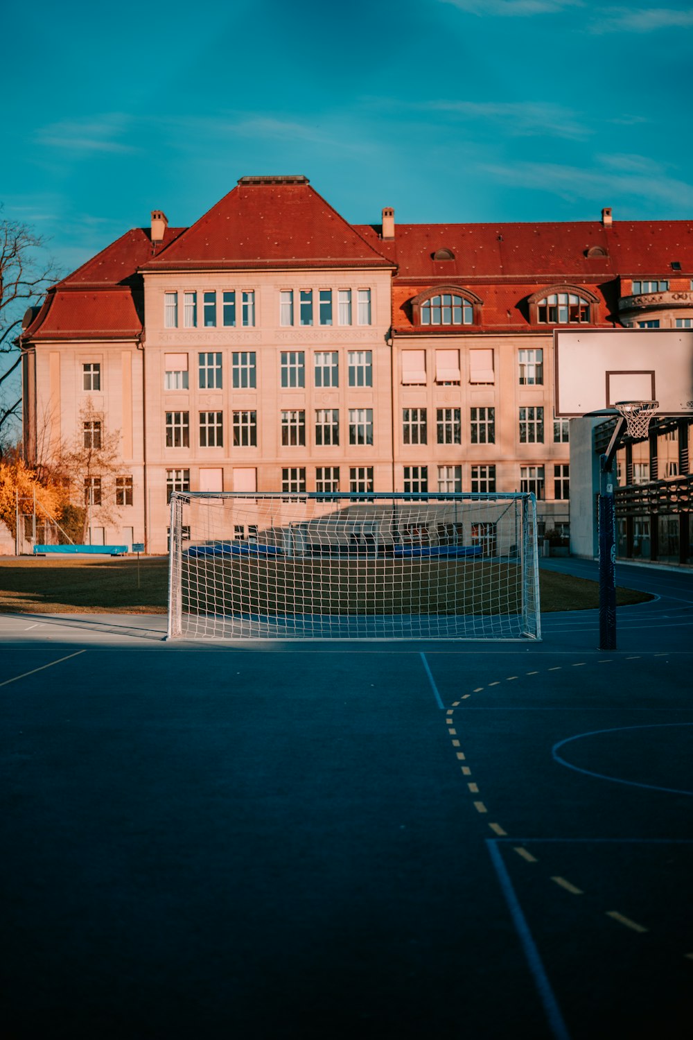 Gebäude aus weißem und braunem Beton