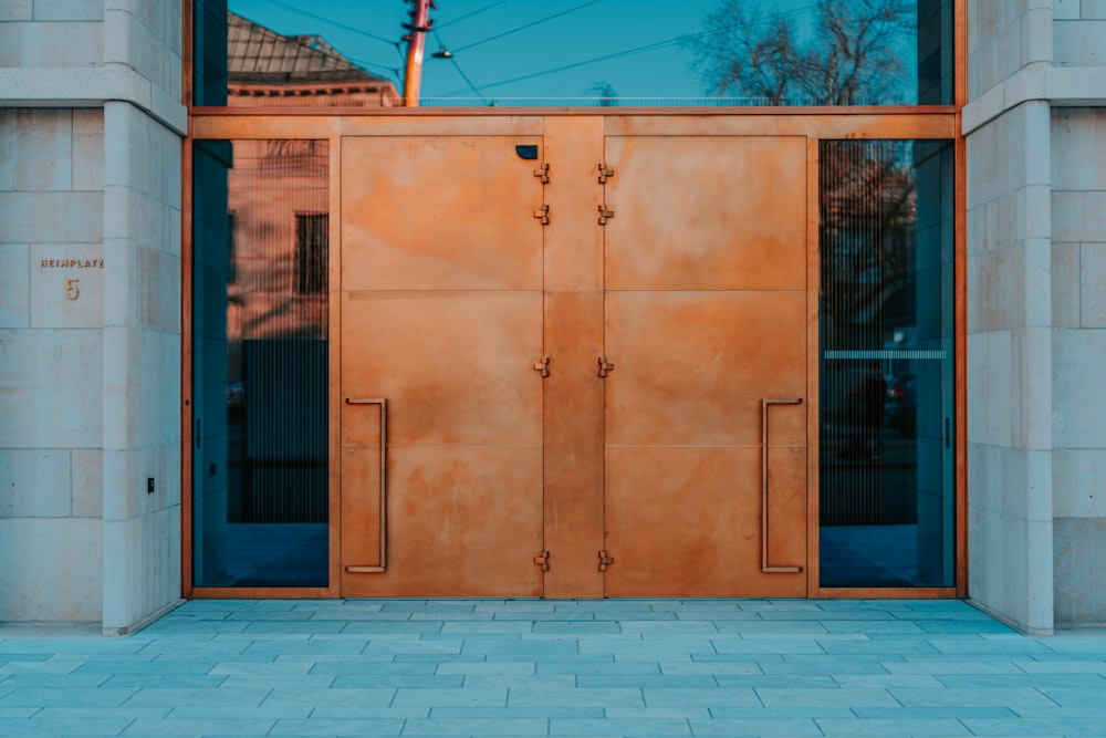 Puerta de madera marrón sobre suelo de hormigón gris