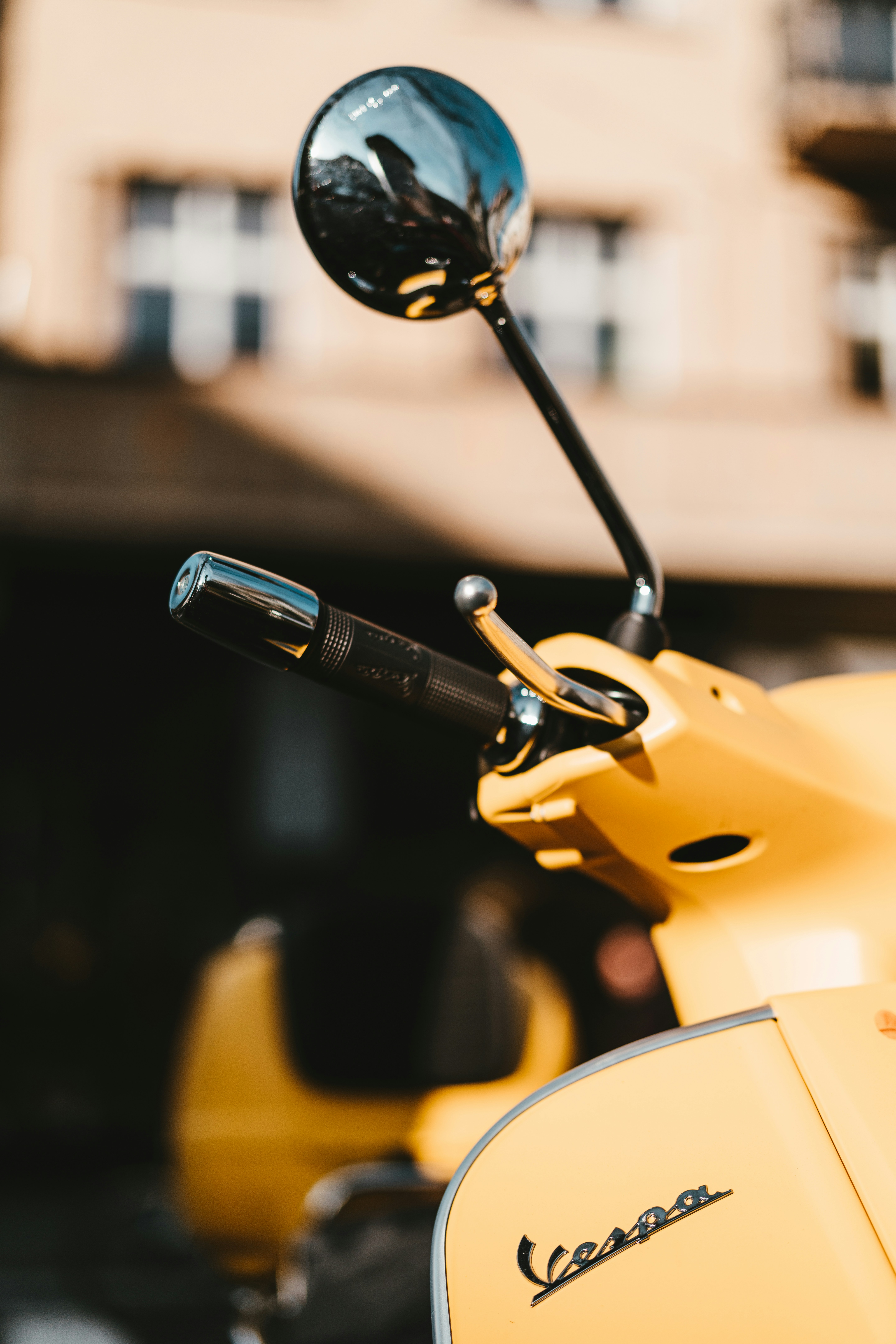 Schwarzes Mikrofon am gelben Auto