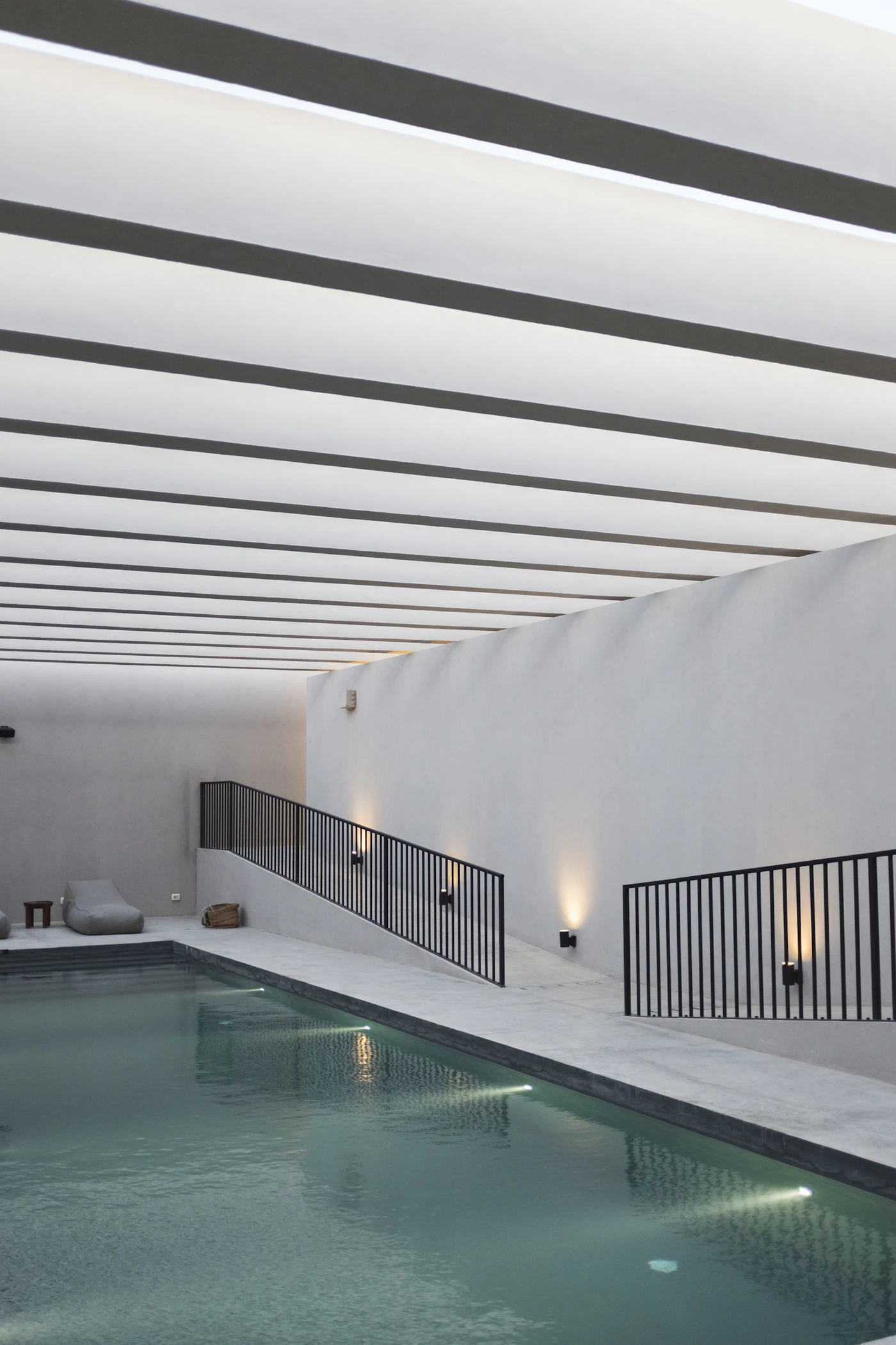 Espacio interior moderno y luminoso del centro de estética