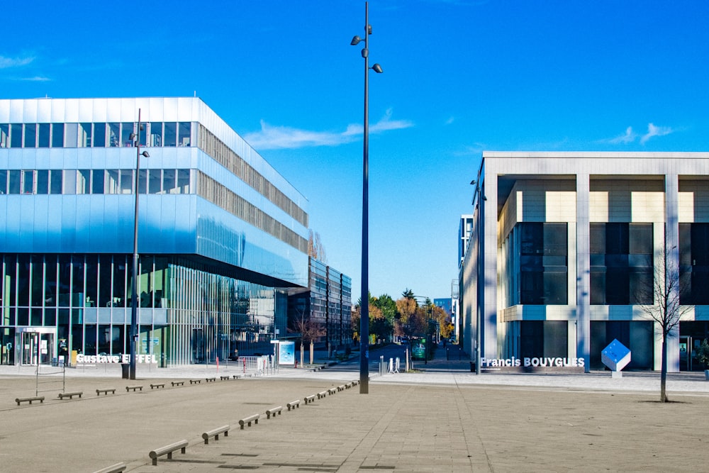 Edificio de hormigón blanco y azul durante el día