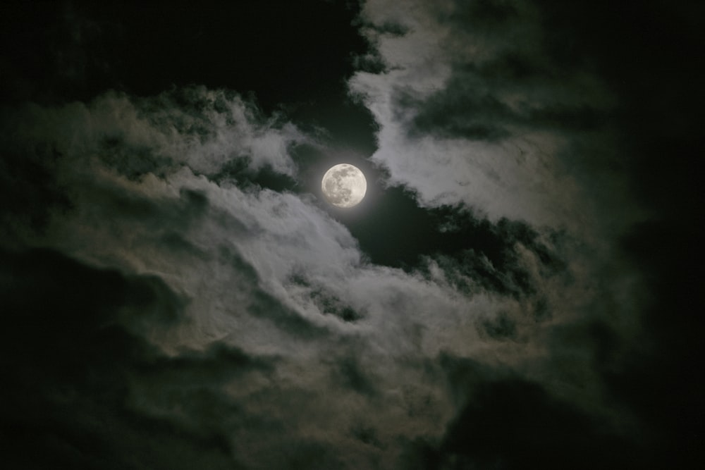 pleine lune dans le ciel