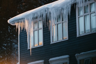 Ice dams caused by air leakage
