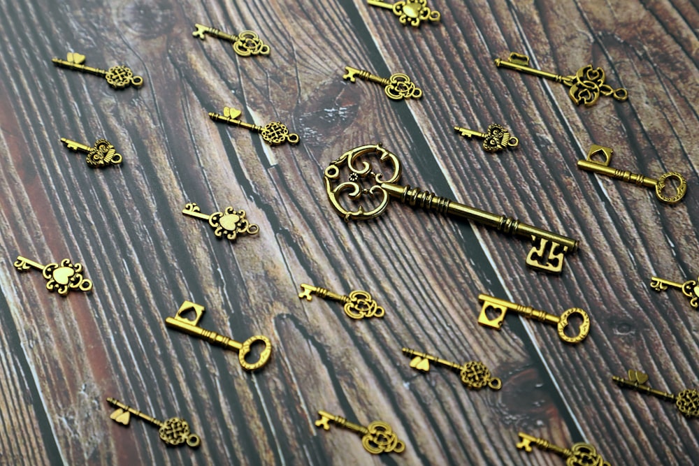 chave do esqueleto da prata e do ouro na superfície da madeira