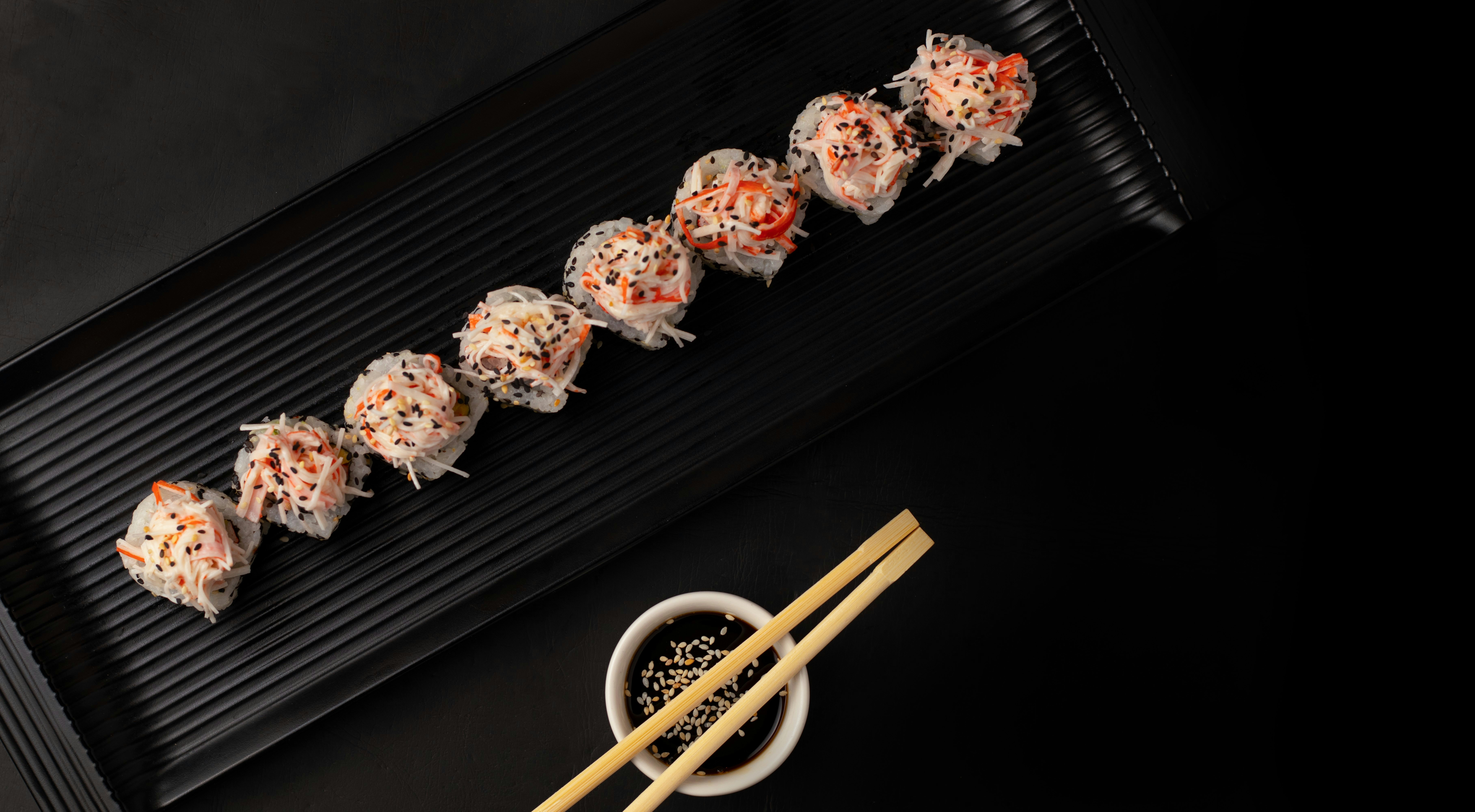 ornamento floral marrom e branco