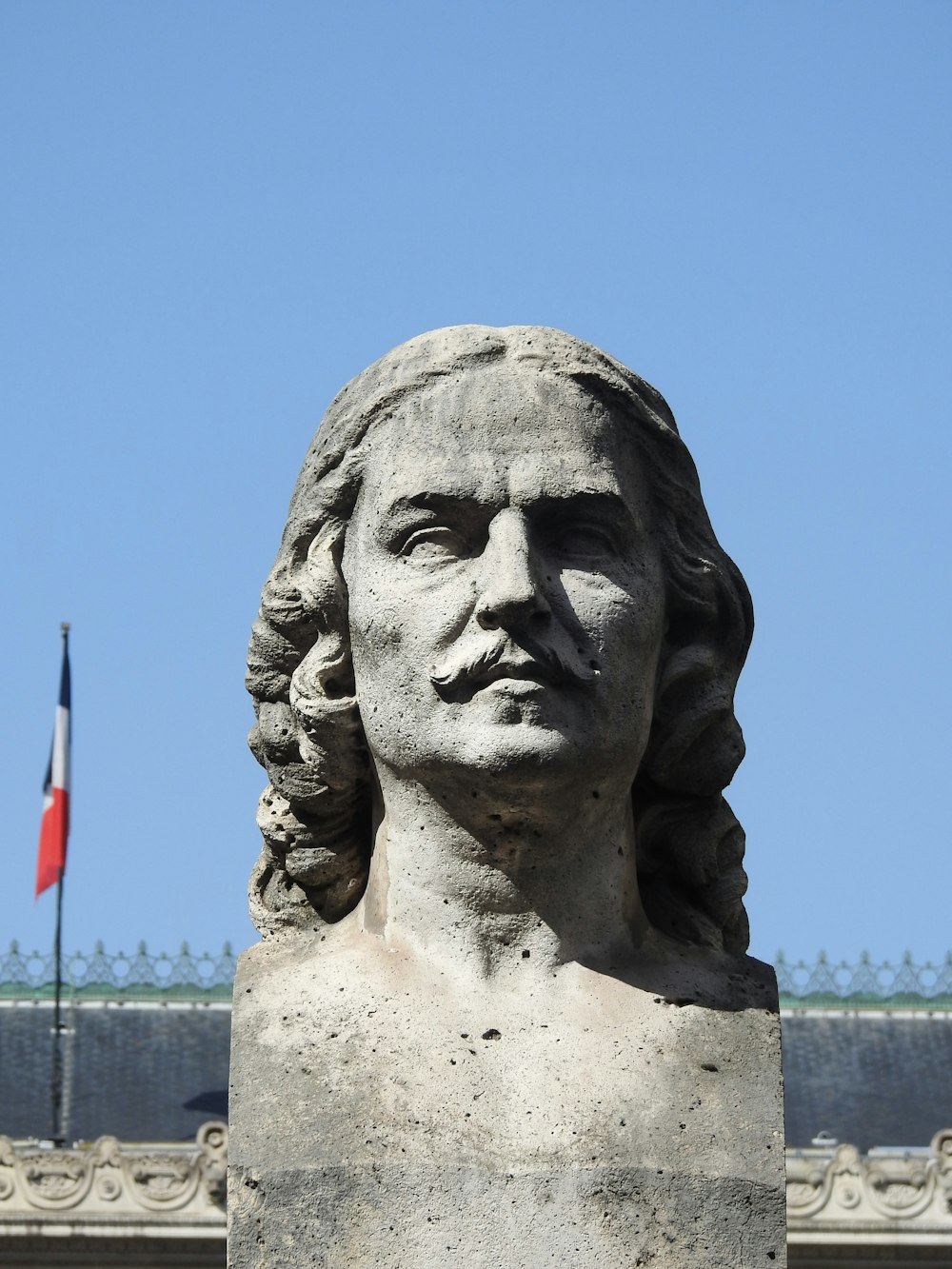 Statue des Mannes mit Flagge auf dem Kopf