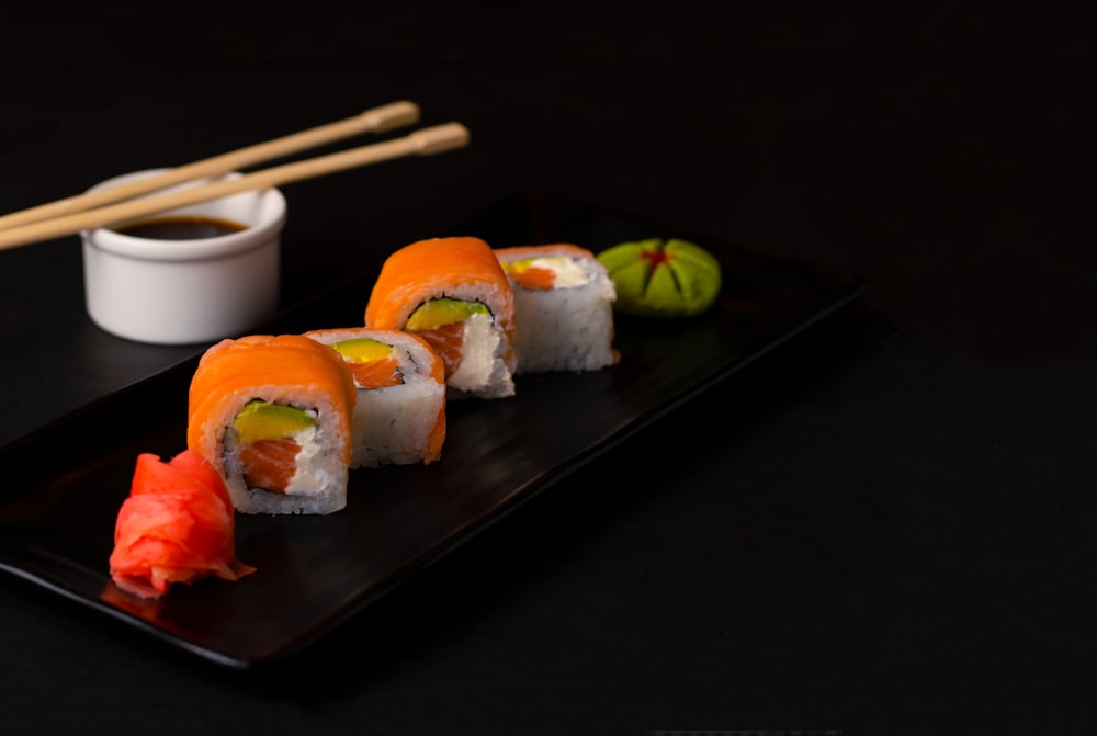 sushi su vassoio rettangolare nero