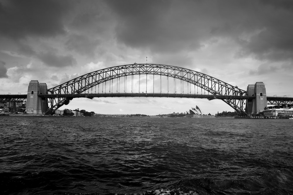 Foto en escala de grises del puente sobre el mar