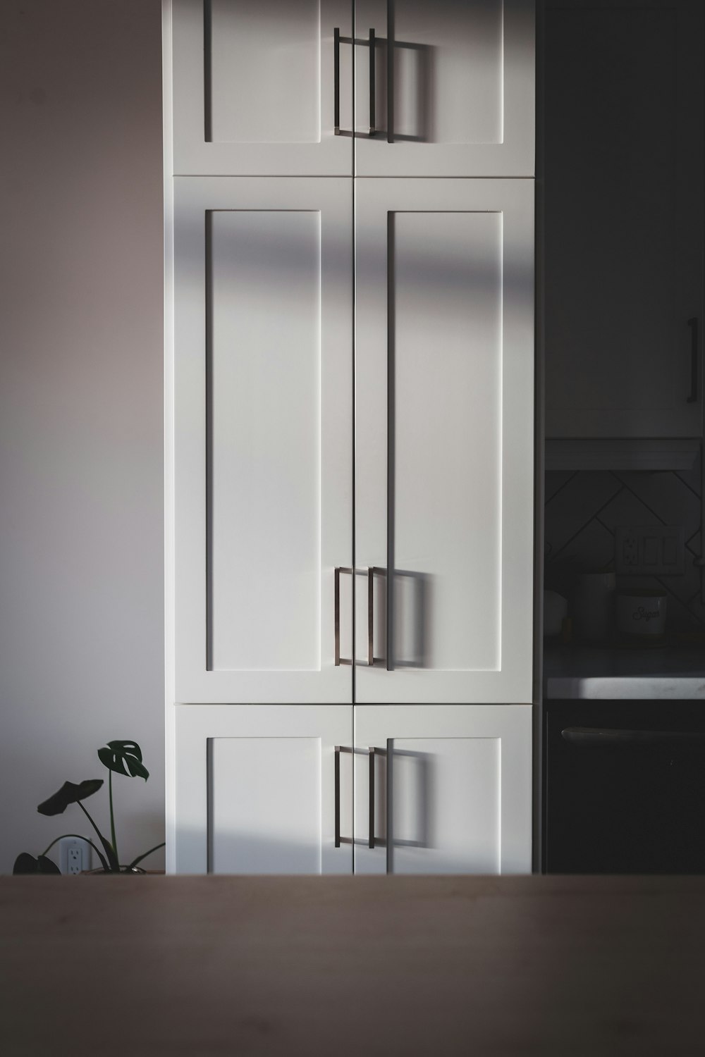 Armoire en bois blanc avec miroir