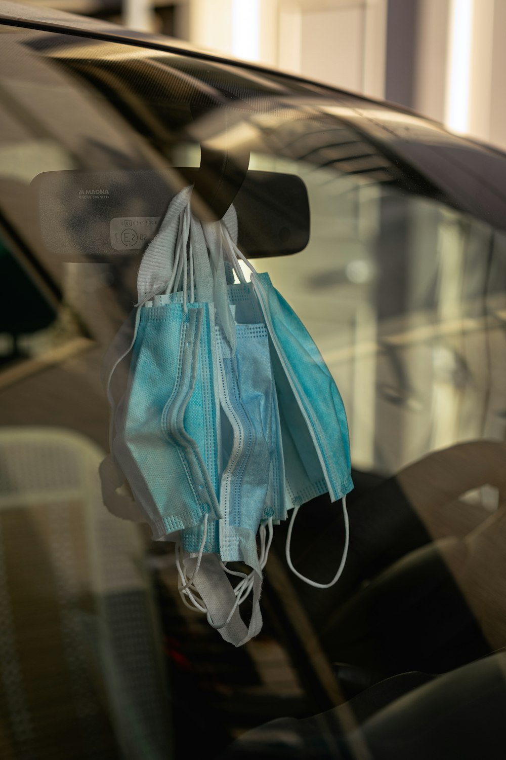 Mochila azul y negra sobre asiento de cuero negro