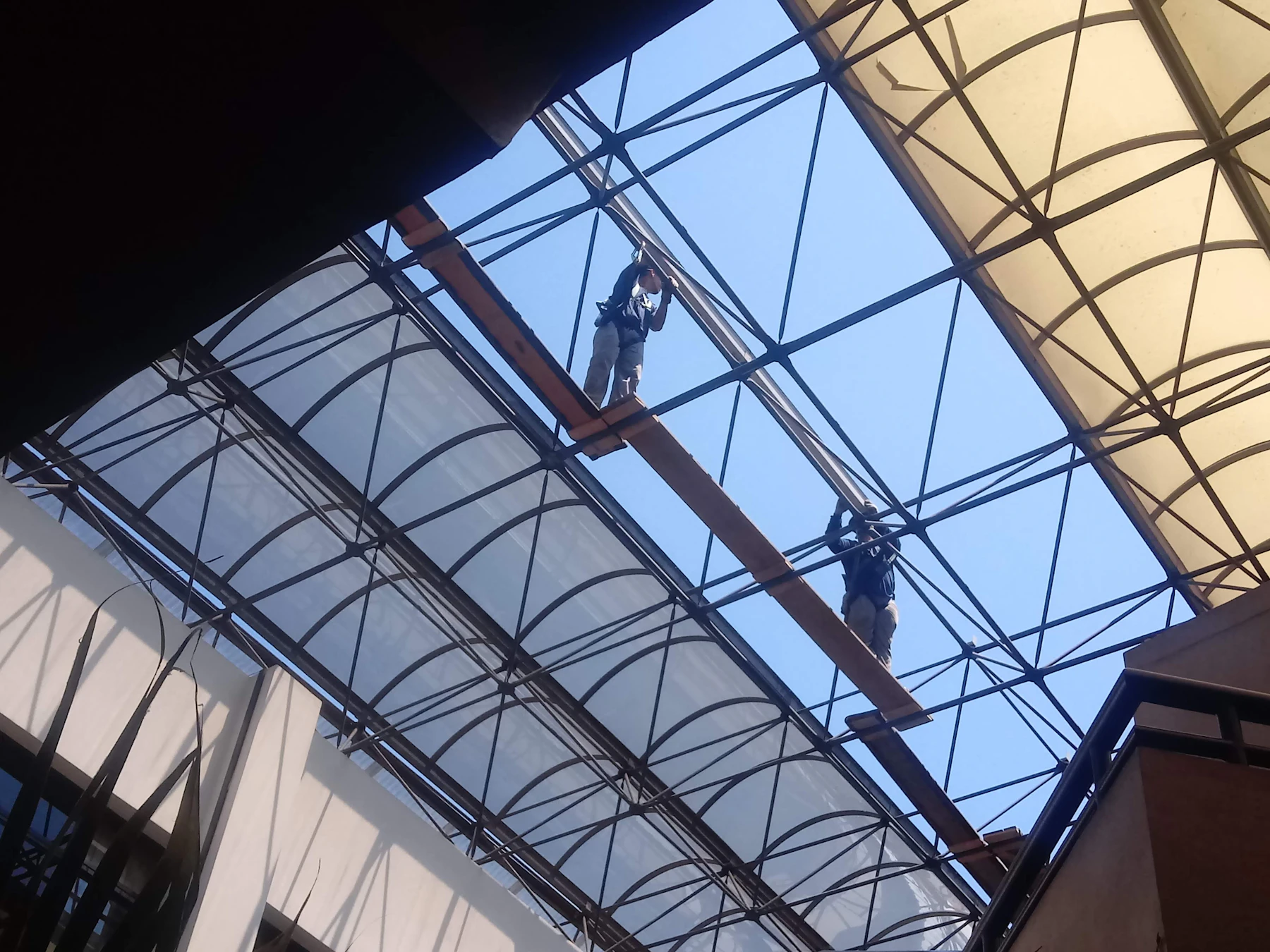 Equipo de Alvasa en obra de trabajos verticales en Valladolid