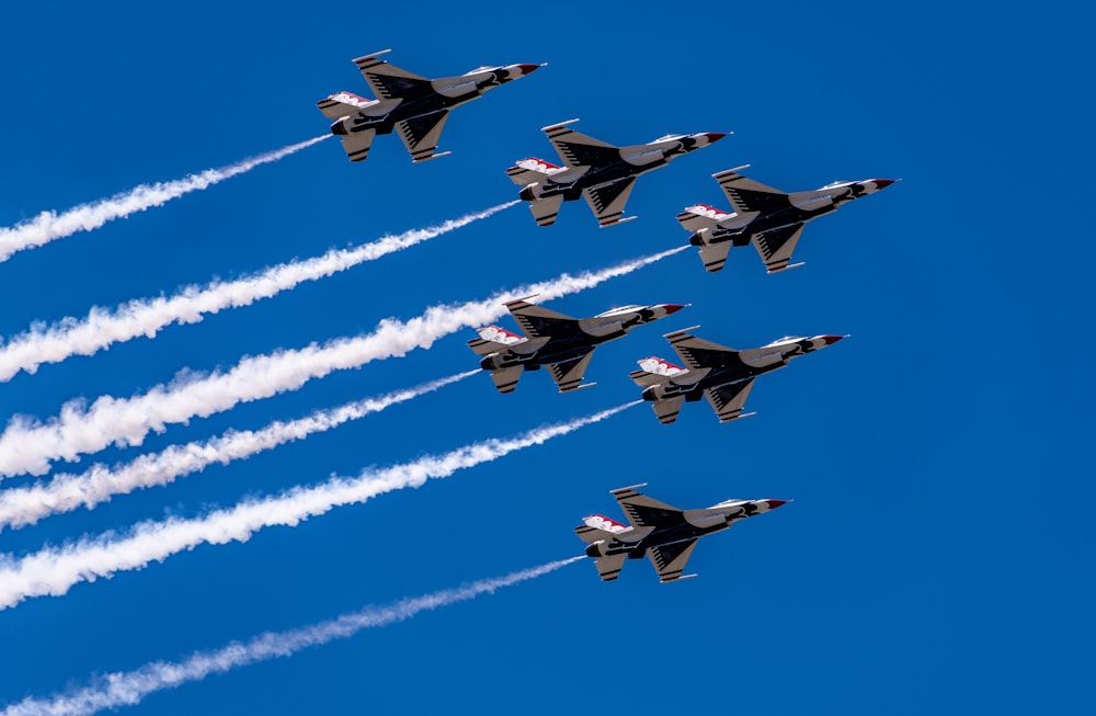 avion de chasse noir dans le ciel