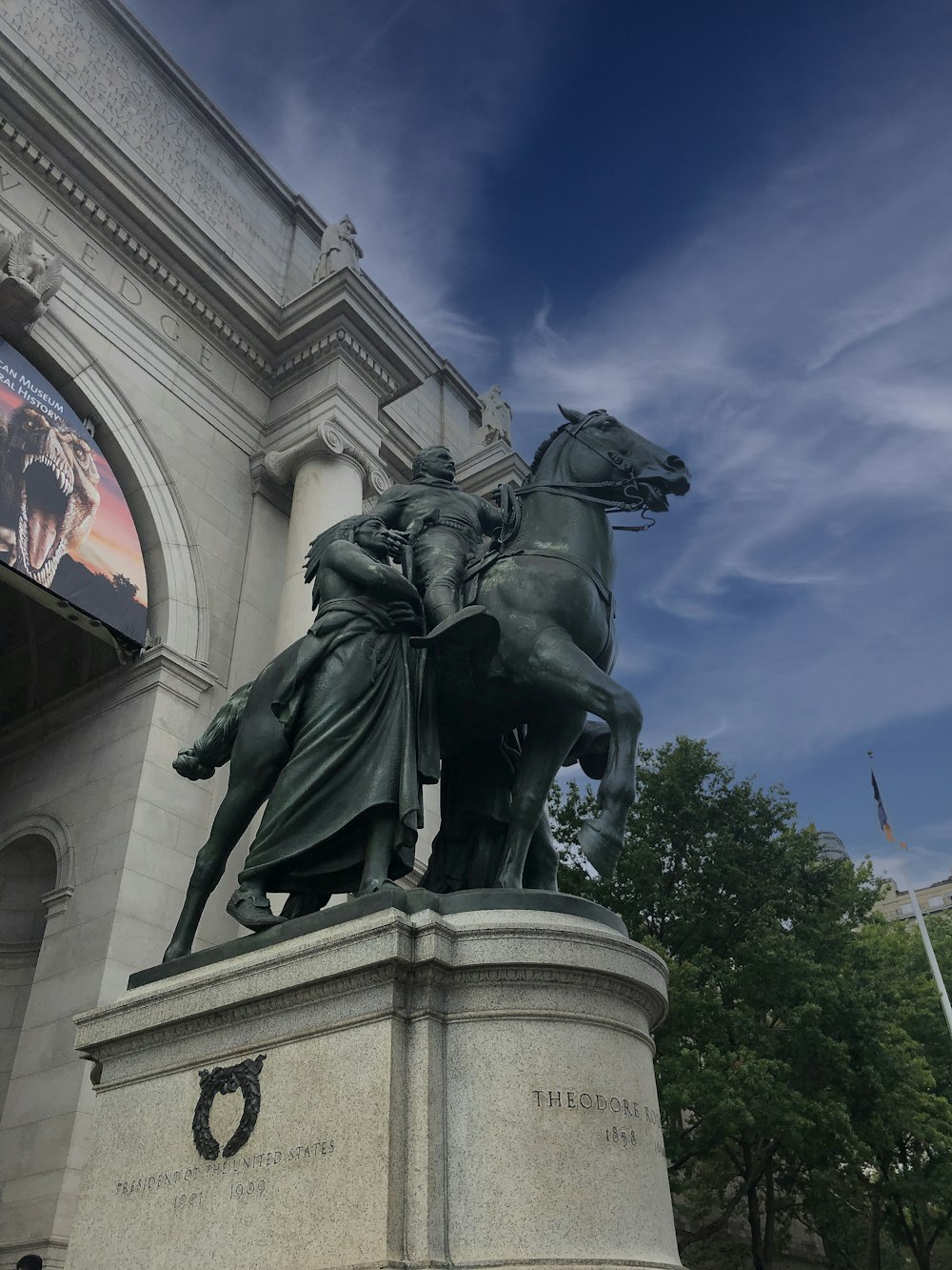 Hombre montando estatua a caballo bajo el cielo azul durante el día