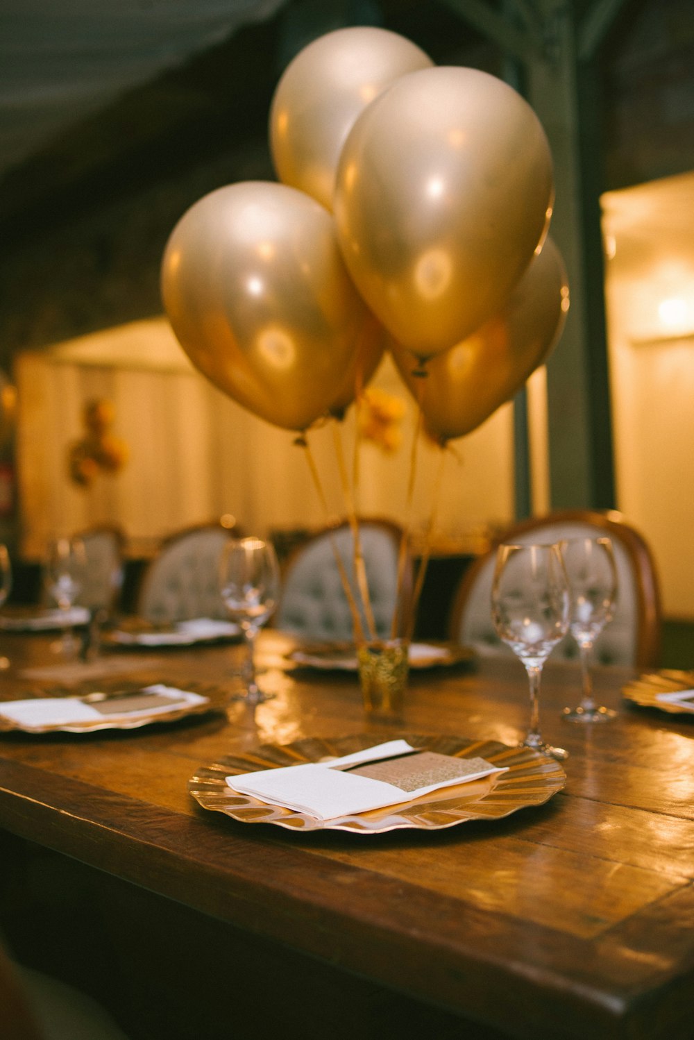 globos dorados sobre mesa de madera marrón