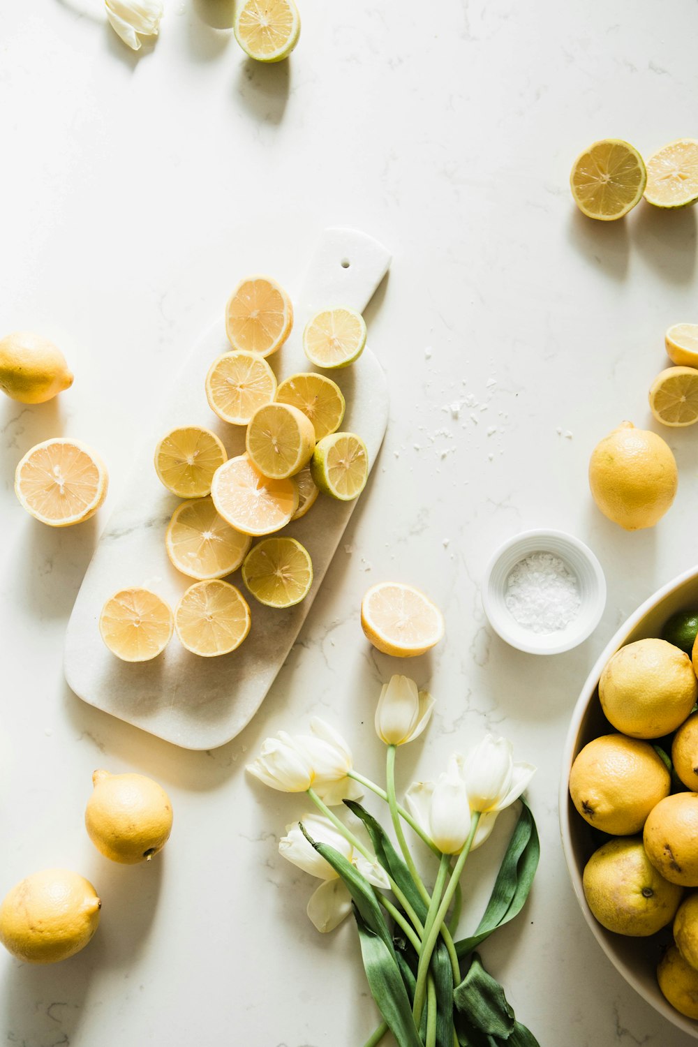 citron tranché sur assiette en céramique blanche