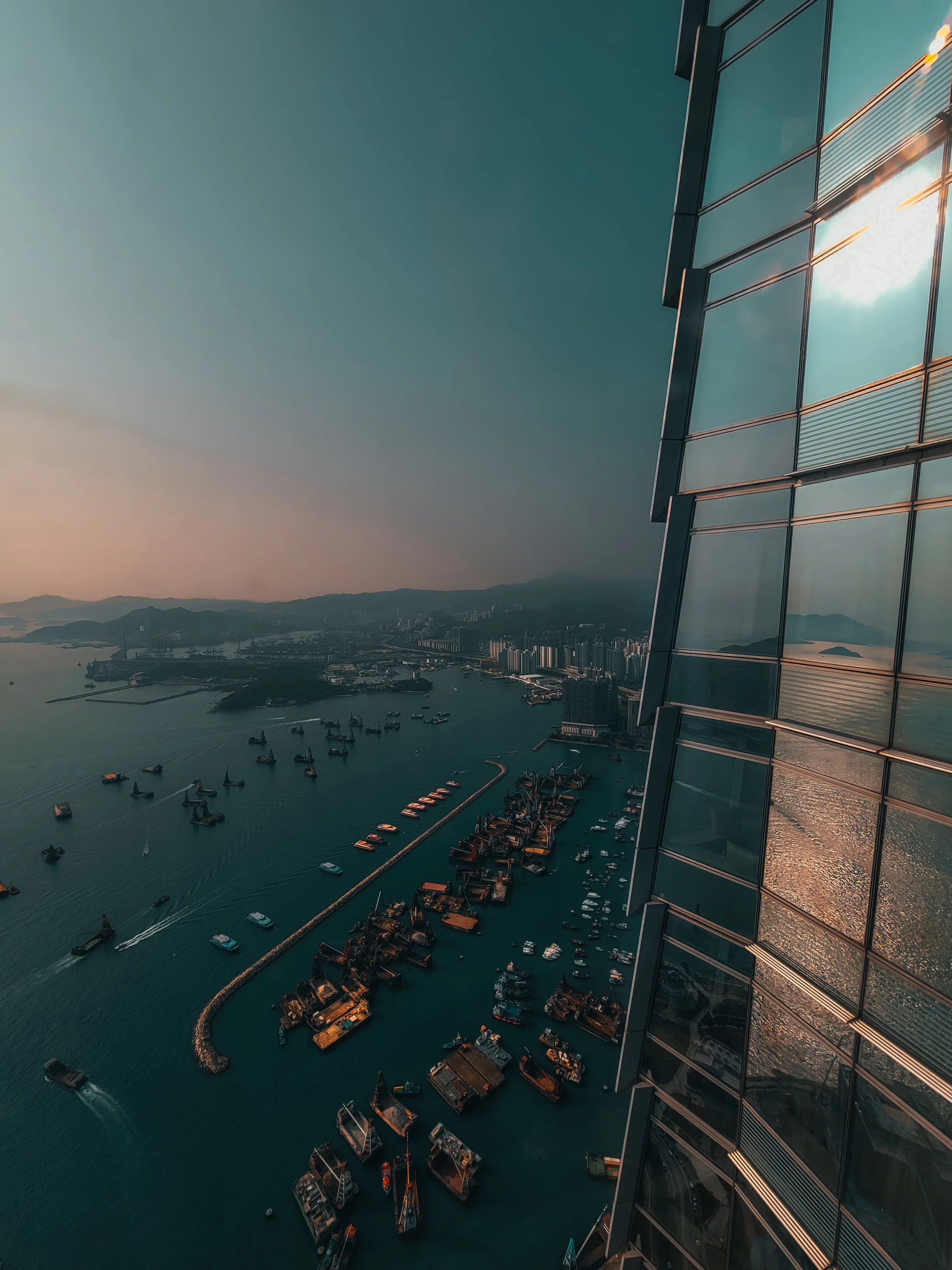 從高處望向維港兩岸的樓群