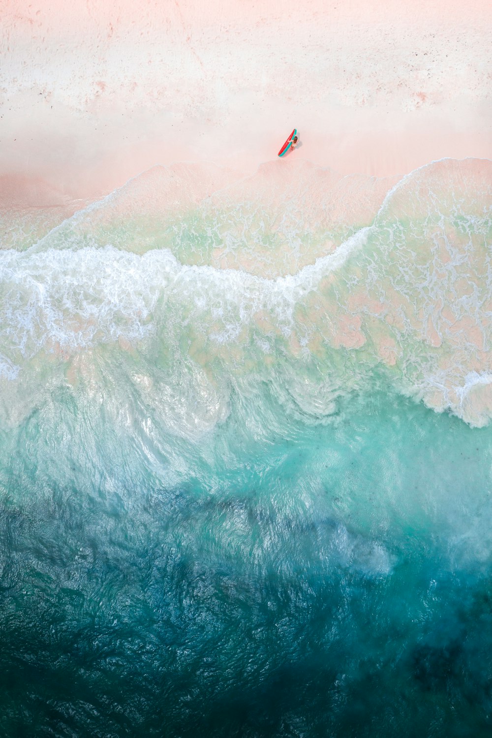 Persona surfeando sobre las olas del mar durante el día