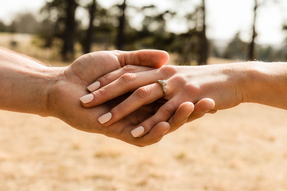 Personen Hand mit weißer Maniküre