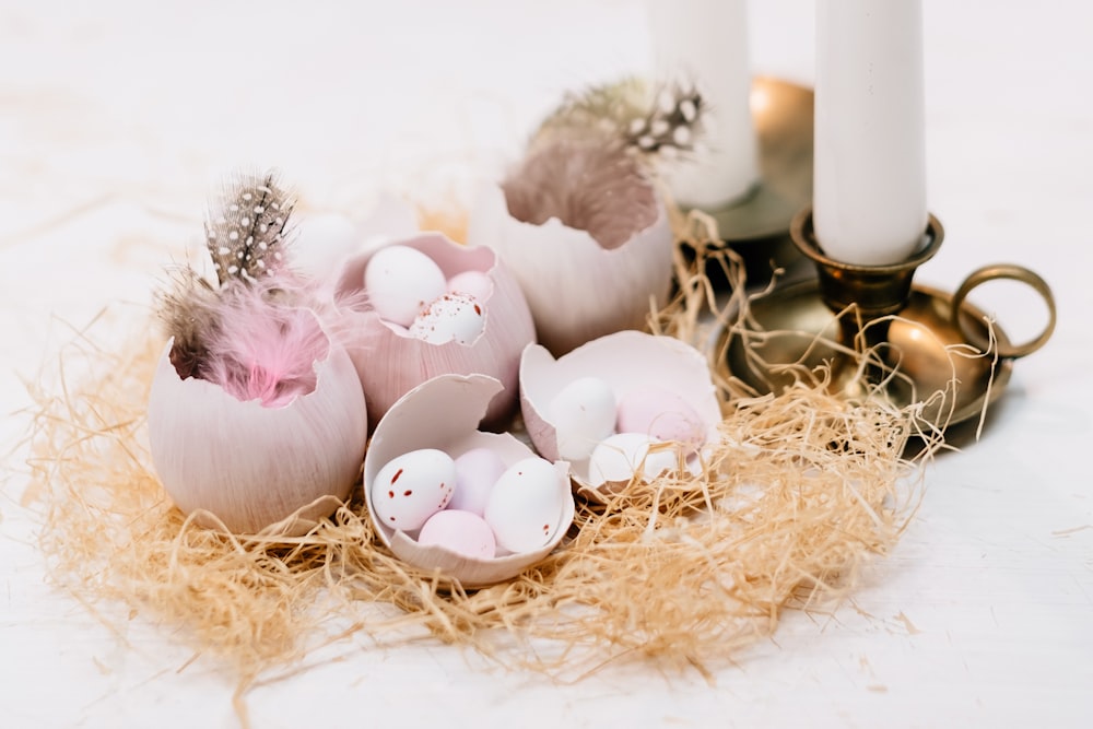 huevos blancos en nido marrón
