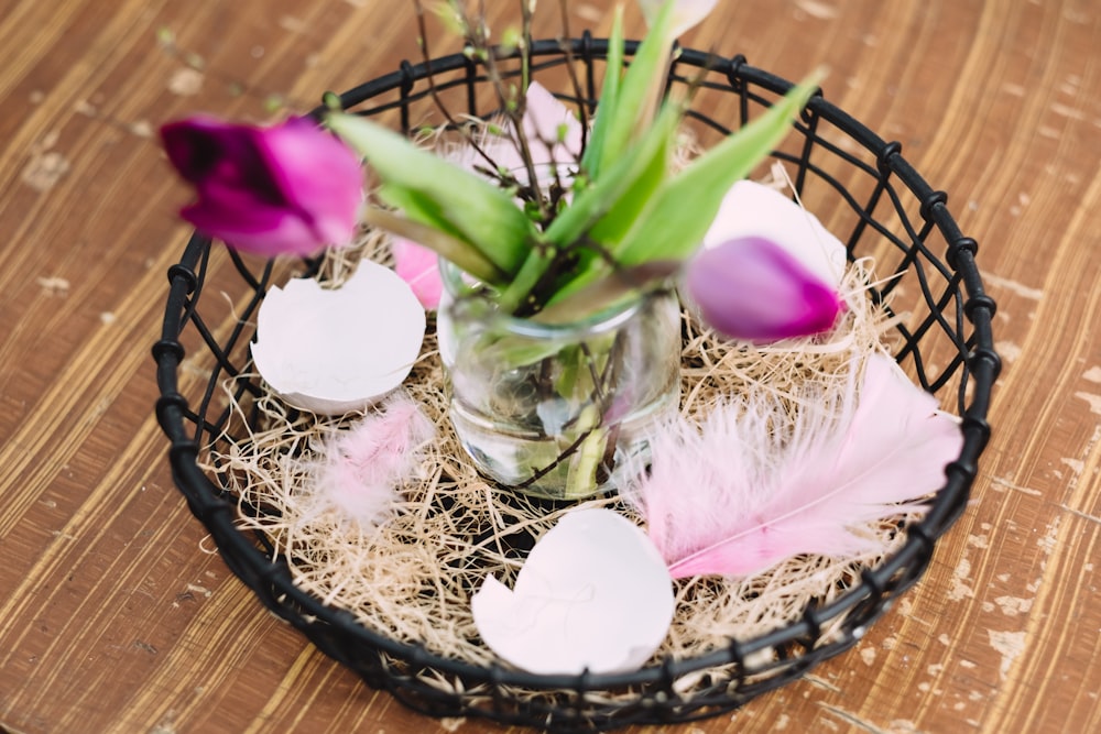 fleur violette sur vase en verre transparent