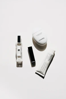 Delicate makeup remover wipes elegantly arranged beside a matte black and gold jar.
